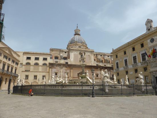 Fontana Pretoria - im Hintergrund die Kirche Santa Caterina (16. Jh.)