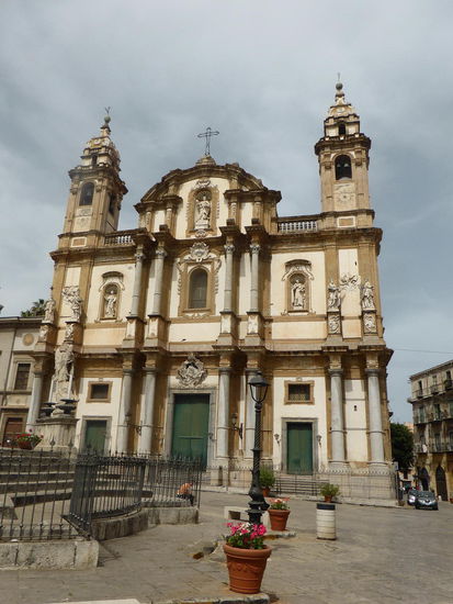 die heutige Fassade entstand 1726 (vom Rokoko zum Barock)