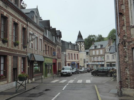 ausgestorben um die Mittagszeit - wie alle Orte in Frankreich