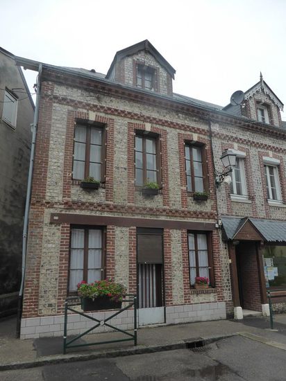 Kombination aus Backstein mit eingeschlossenen Feldern aus Flintstone - meist sogar mehrfarbig - ist die typische Bauweise der Gegend