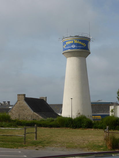 Reklame am Wasserturm für die ortsansässige Konservenfabrik