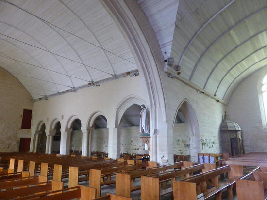 Die romanischen Bögen auf der linken Kirchenschiffseite stammen wahrscheinlich aus dem 13. Jh. - Im Video kann man die nicht durch Holz angehängte auf alten Aufnahmen sehen.