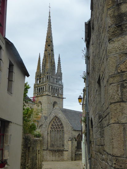 die vier kleinen Turmspitzen stammen von 1854 und wurden nach dem Vorbild von Quimper angefügt.