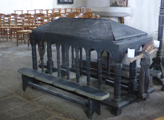 den Katafalk öffnet er für uns zur Demonstration