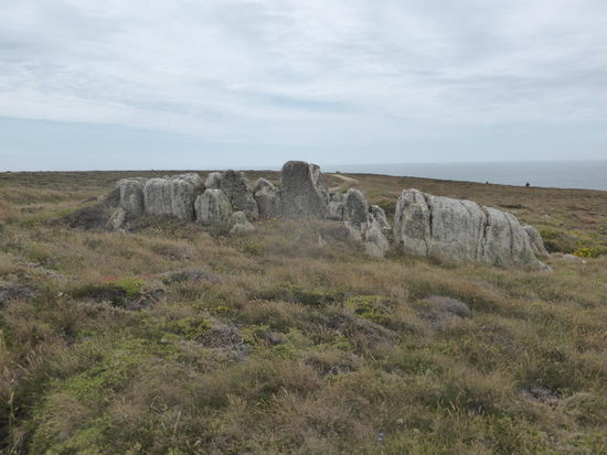 es könnte ein Langgrab sein - nach alter Überlieferung sollen von hier die sterblichen Überreste der Druiden mit Booten auf die île de Sein gebracht worden und dort begraben worden sein.