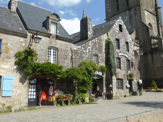 verschnörkelte und originelle Ladenschilder locken die zahlreichen Besucher an