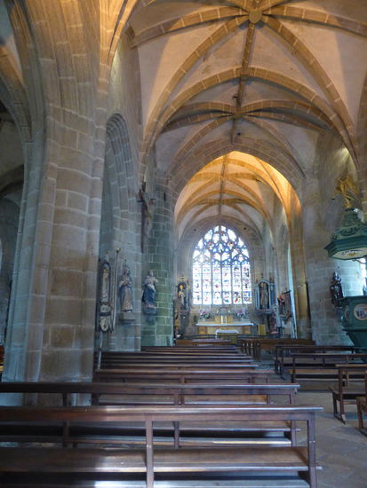 die Kirche stellt ein schönes Beispiel für die Kunst des 15. Jahrhunderts dar - am zweiten Julisonntag pilgern Gläubige hierher, um an der berühmten Prozession, der Troménie, teilzunehmen