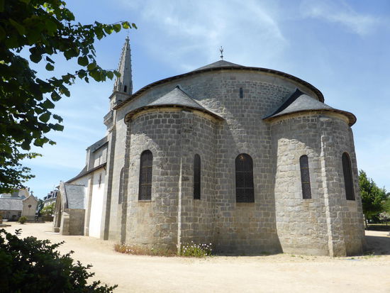 der Chor der Kirche hat einen Umgang mit drei Apsiden