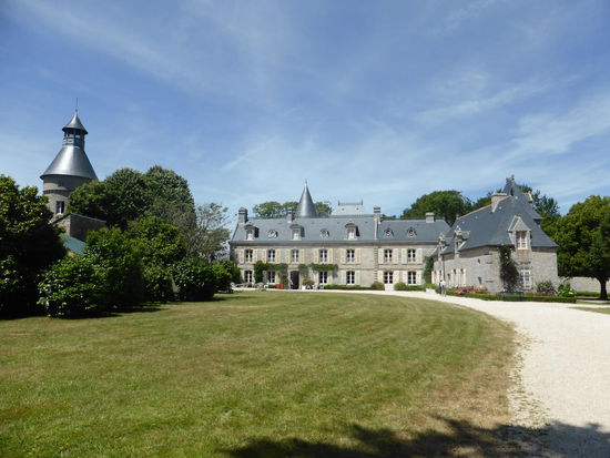 das Manoir vom weitläufigen Park aus gesehen