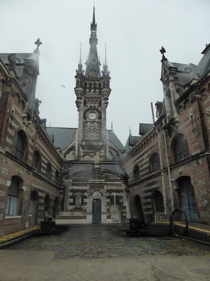 im hinteren Gebäudeteil ist die Fabrikation untergebracht