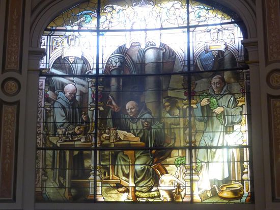 Benediktinermönch Dom Bernardo Vincelli - bei der Zubereitung des Elixiers
ein Glasbild an der Treppe im Perystil