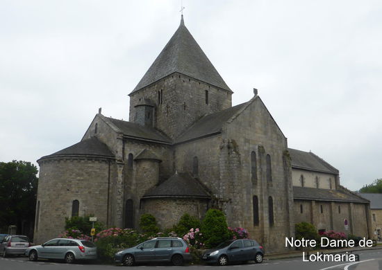 die dreischiffige Kirche ist romanisch und ist mit zwei Obergaden versehen