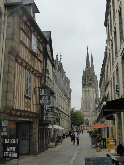 Obwohl die Kirche 1240 gegründet wurde und die Bauabschnitte bis ins 15. Jahrhundert reichten, zeigt sie keinerlei Stilbruch.  Die Türme haben immerhin eine Höhe von 76 m, und ihre Turmspitzen wurden erst zwischen 1854 und 1856 aufgesetzt.
