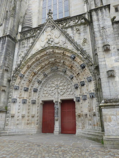 doppeltüriges Westportal, mit perfekter gotischer Gestaltung