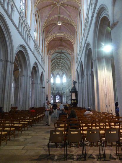 Eigentümlich weicht der Chor von der Längsachse des langen Kirchenschiffes ab.