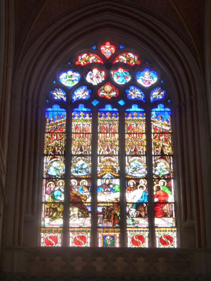 Das Kirchenschiff wird von zehn Glasfenstern im spätgotischen Stil erhellt