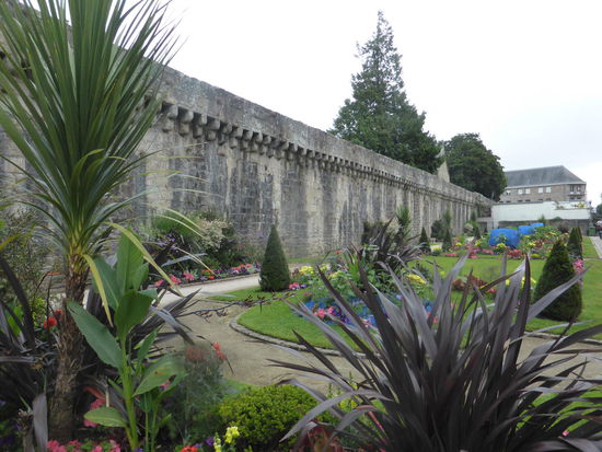 Reste der Stadtmauer an der Uferstrasse schließen sich unmittelbar an