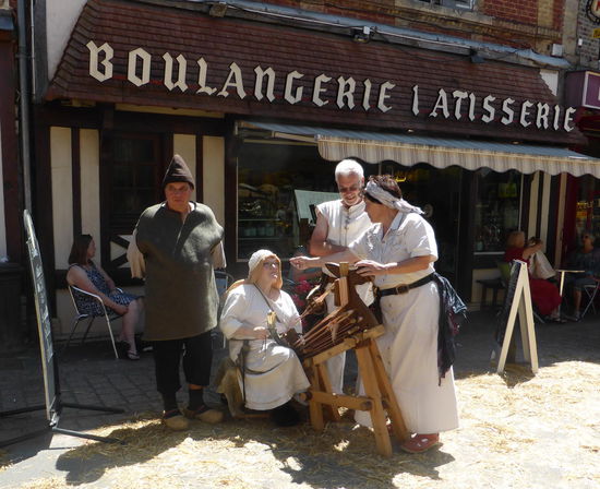 die Dame vor der Boulangerie webt schmale Bänder