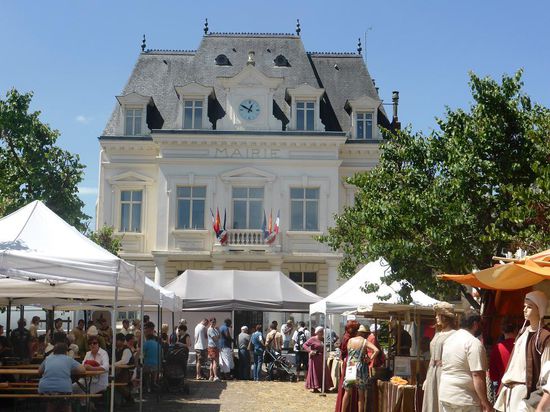 auf dem Rathausplatz ist genügend Platz für Imbiß und Tanz