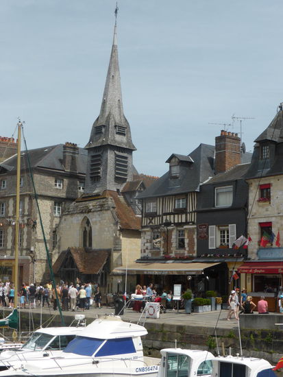 in der ehem. Kapelle am östlichen Ufer des Bassins ist das Marinemuseum untergebracht