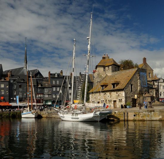 [verweis="<a href="https://commons.wikimedia.org/wiki/File:Honfleur_France_pier.JPG#/media/File:Honfleur_France_pier.JPG">Honfleur France pier</a>" by <a href="//commons.wikimedia.org/w/index.php?title=User:%D0%92%D0%B2%D0%BB%D0%B0%D1%81%D0%B5%D0%BD%D0%BA%D0%BE&amp;amp;action=edit&amp;amp;redlink=1" class="new" title="User:Ввласенко (page does not exist)">Ввласенко</a> - <span class="int-own-work" lang="en">Own work</span>. Licensed under <a title="Creative Commons Attribution-Share Alike 3.0" href="http://creativecommons.org/licenses/by-sa/3.0">CC BY-SA 3.0</a> via <a href="https://commons.wikimedia.org/wiki/">Wikimedia Commons</a>.]alter Pier von Honfleur[/verweis]