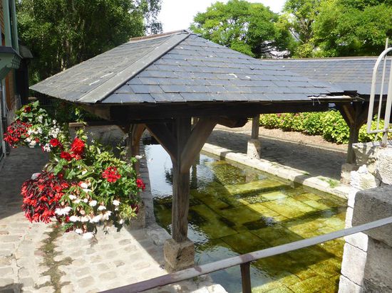 blumengeschmückte alte Waschhäuser