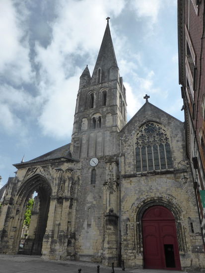 im 14. Jahrhundert wurde oberhalb des Hauptportals ein gotisches Fenster eingebaut -