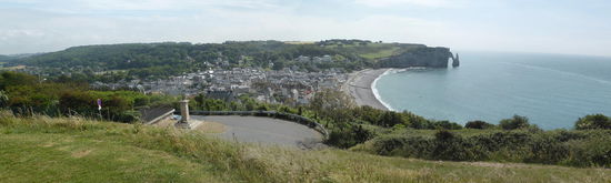 Blick von der Anhöhe (östlich von Etretat) auf die Falaise d'Aval