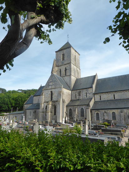 unter der Ägide der Äbte von Fécamp im 12. Jahrhundert erbaut - Züge des romanisch-normannischen Stils.