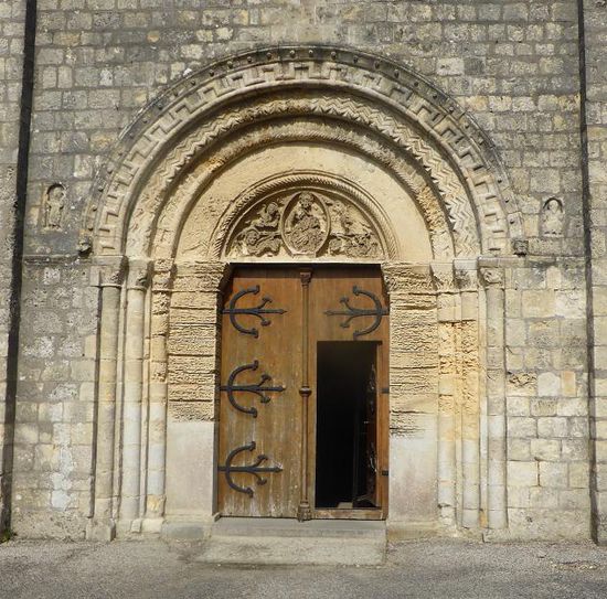 auch das Portal ist romanisch-normanisch - obwohl erst im 19. Jh. umgestaltet