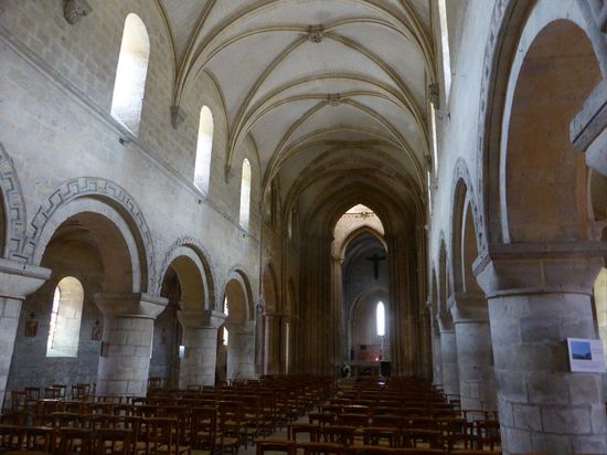 Der Kirchenchor wirkt gänzlich anders, seine Schlankheit ist Ausdruck des gotischen Stils.