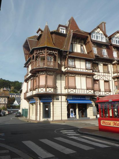 auch eine der hier häufig vertretenen Conserveries (belle-illoise) bietet ihre Waren an - man kann an jeden Tag eine andere probieren! (etwas für Gourmets)