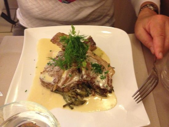 Lammkoteletts an einer Knofelsauce