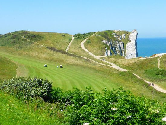 die Senke ist nicht nur tief unten, sondern auch in sich noch vehement schräg, so dass der Ball weiter seitwärts rollt