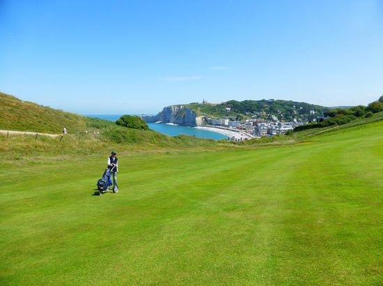 von der Senke geht es dann auch auf dem Fairway wieder steil nach oben