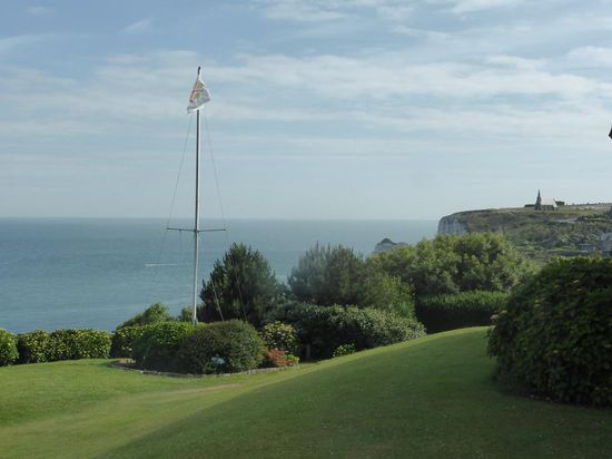 vom Clubhaus blickt man die Kapelle oberhalb der Falaise d'Amont