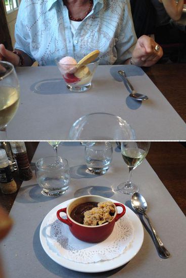 Eis und Schokoladencreme mit Krokantmüsli.