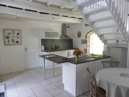 am anderen Ende ist eine vollausgestattete Küche