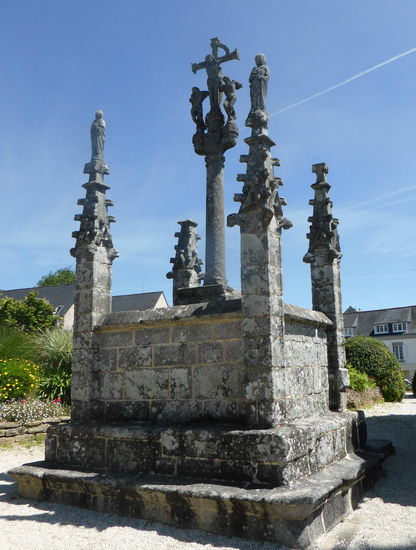 Calvaire von etwa 1500 - mit 4 gotischen Türmchen an den Ecken - zwei tragen Maria und Josef