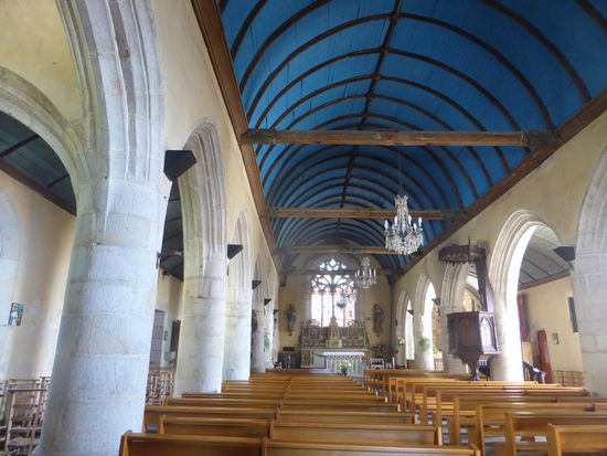 harmonisches Inneres mit Rundsäulen mit prismatischen Bögen