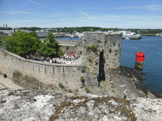 nach innen - in der ganzen Stadt und im Burghof finden heute Musikfestspiele statt.