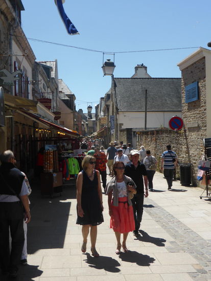so voller Menschen sieht die Hauptstrasse aus