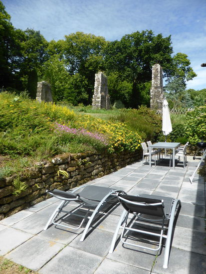 Terrasse unterhalb des Aquädukts - auch heute noch fließt Wasser die Anhöhe hinab