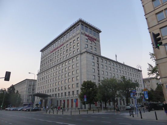 der Bau dürfte schon einige Jahre auf dem Buckel haben, aber das Interieur ist frisch renoviert und auf einem tadellosen Niveau.