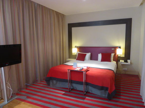 die Zimmer sind geräumig und recht groß, sie entsprechen internationalem Standard