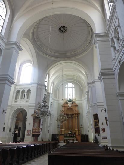 Hauptaltar mit Weltkugel