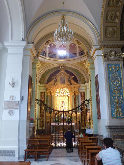 aufwändig gestaltete Seitenkapellen