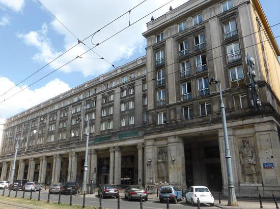 an den Fassaden finden sich zahlreiche Menschendarstellungen der sozialistischen Propaganda -