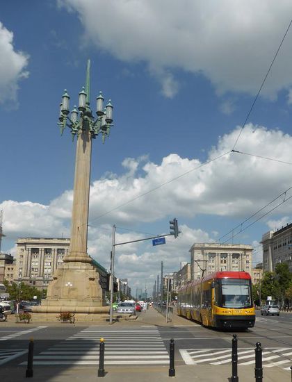 wie riesige Kandelaber zieren drei überdmensionale Laternen den Platz - irgendwie paßt die moderne Straßenbahn jedoch nicht ins Bild