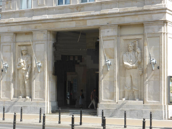 Reliefs von Arbeitern, mit Werkzeugen bewaffnet wie für einen Kampf